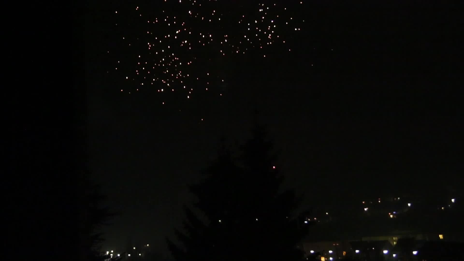 新年烟花天空中有光明的痕迹视频的预览图