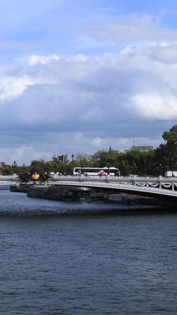 巴黎塞纳河上亚历山大三世大桥城市风景延时视频视频的预览图