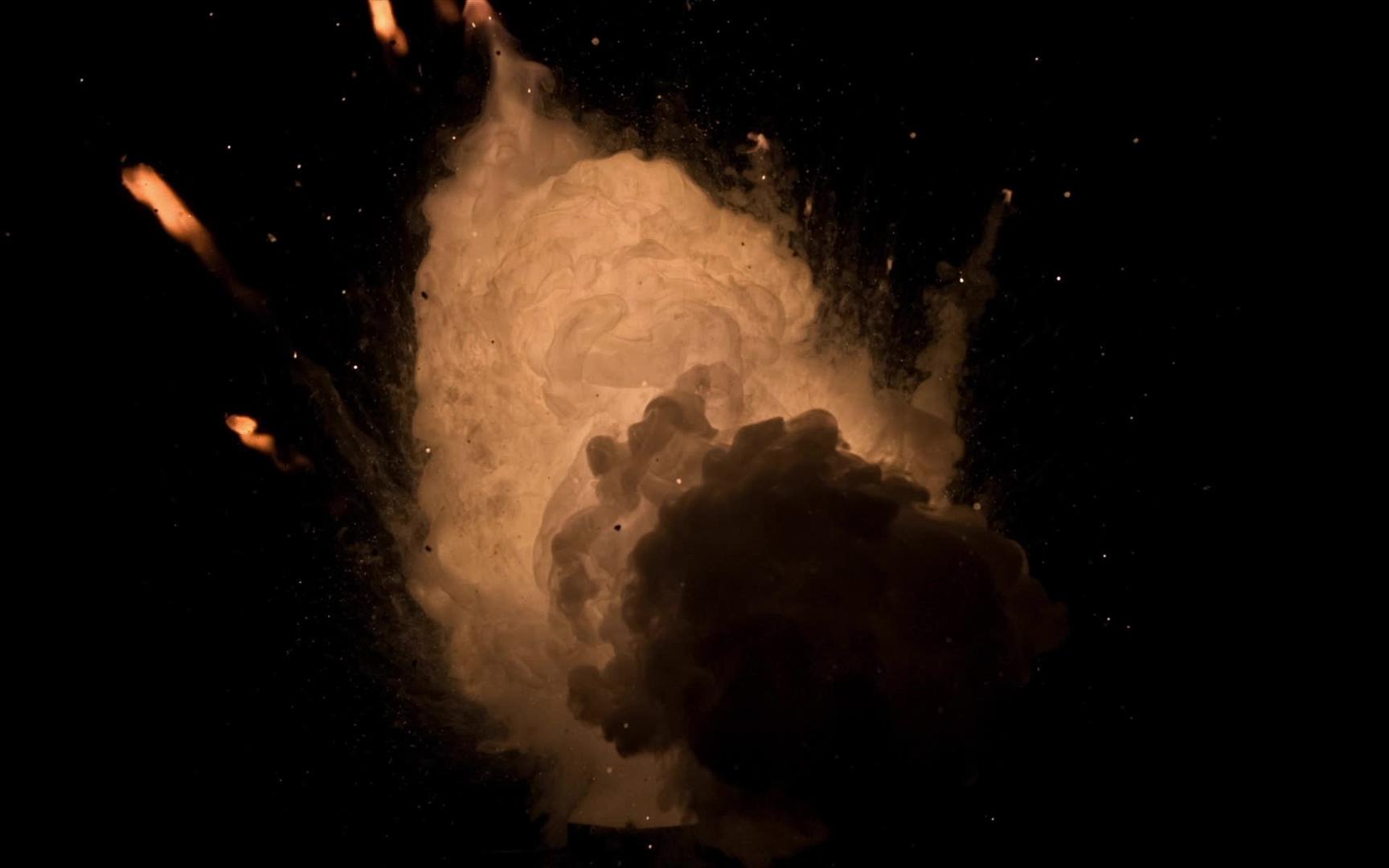 烟雾和弹片爆炸的黑色背景视频的预览图