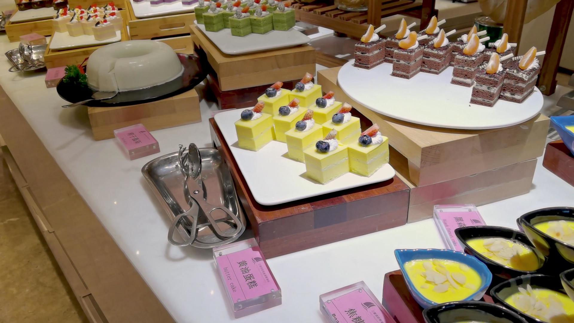 4K五颜六色造型各异的美味甜品视频素材视频的预览图