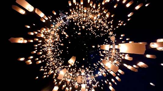 许多空中灯笼漂浮在夜空中反射效果左倾角缩放视频的预览图