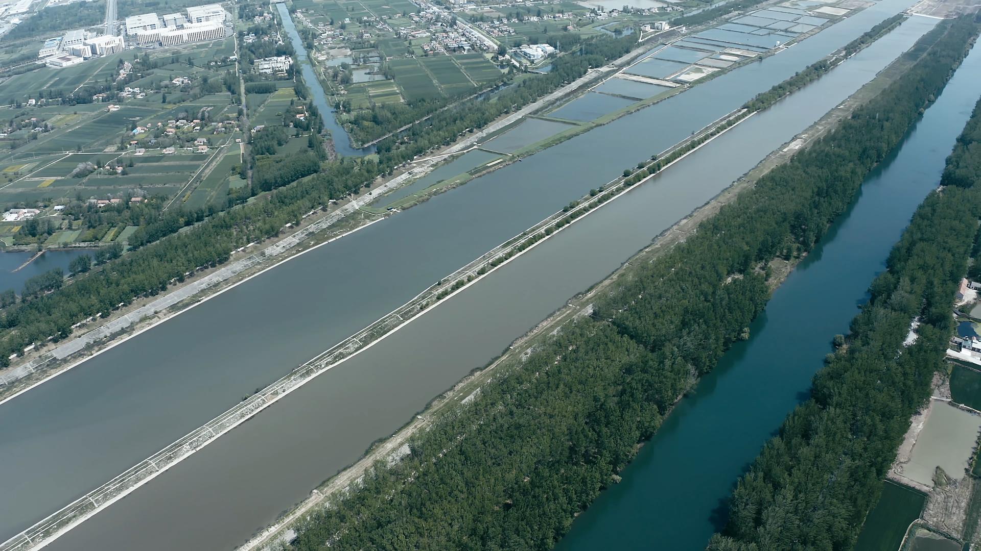 淮河苏北灌溉总渠4K航拍穿过城市视频的预览图