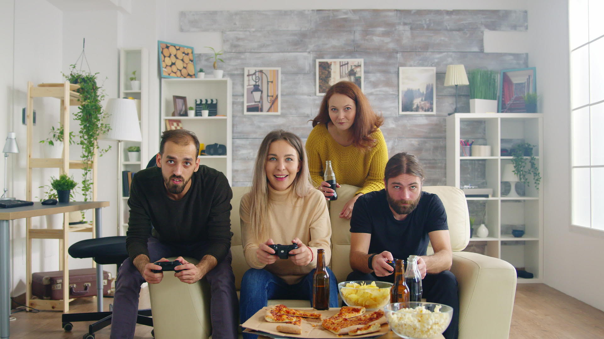 一群朋友在客厅里玩电子游戏一起放松视频的预览图