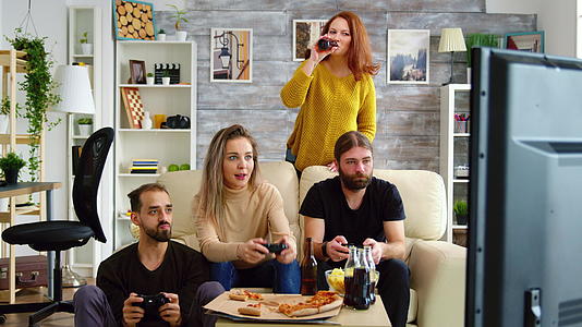 年轻人在玩电子游戏时吃薯片视频的预览图