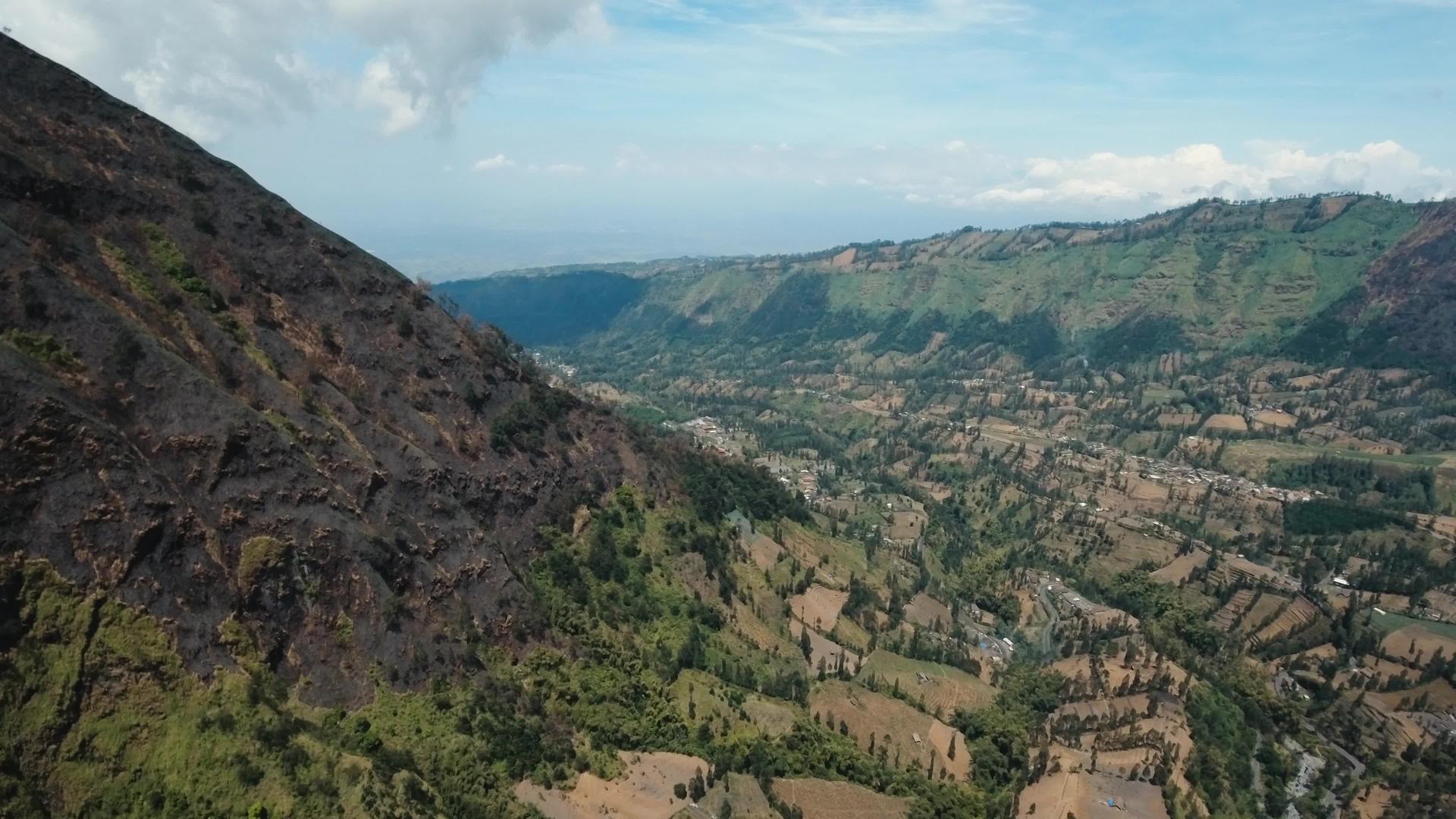 山谷和下巴村岛的山地景观视频的预览图