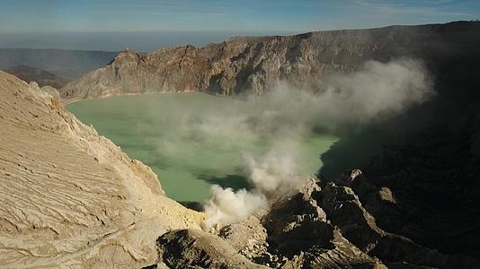 火山口硫矿开采的火山坑视频的预览图