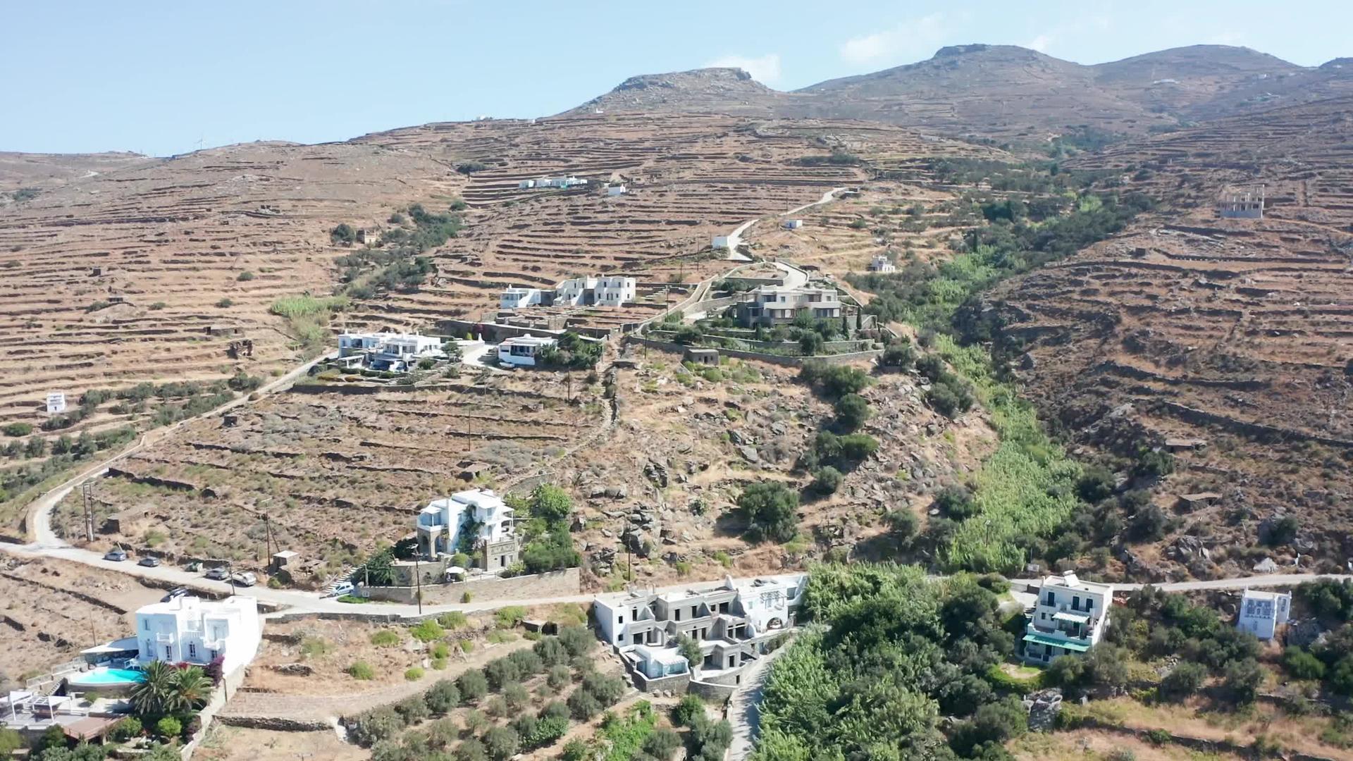 只有几座房子位于无人驾驶飞机向干山的山丘上greece视频的预览图