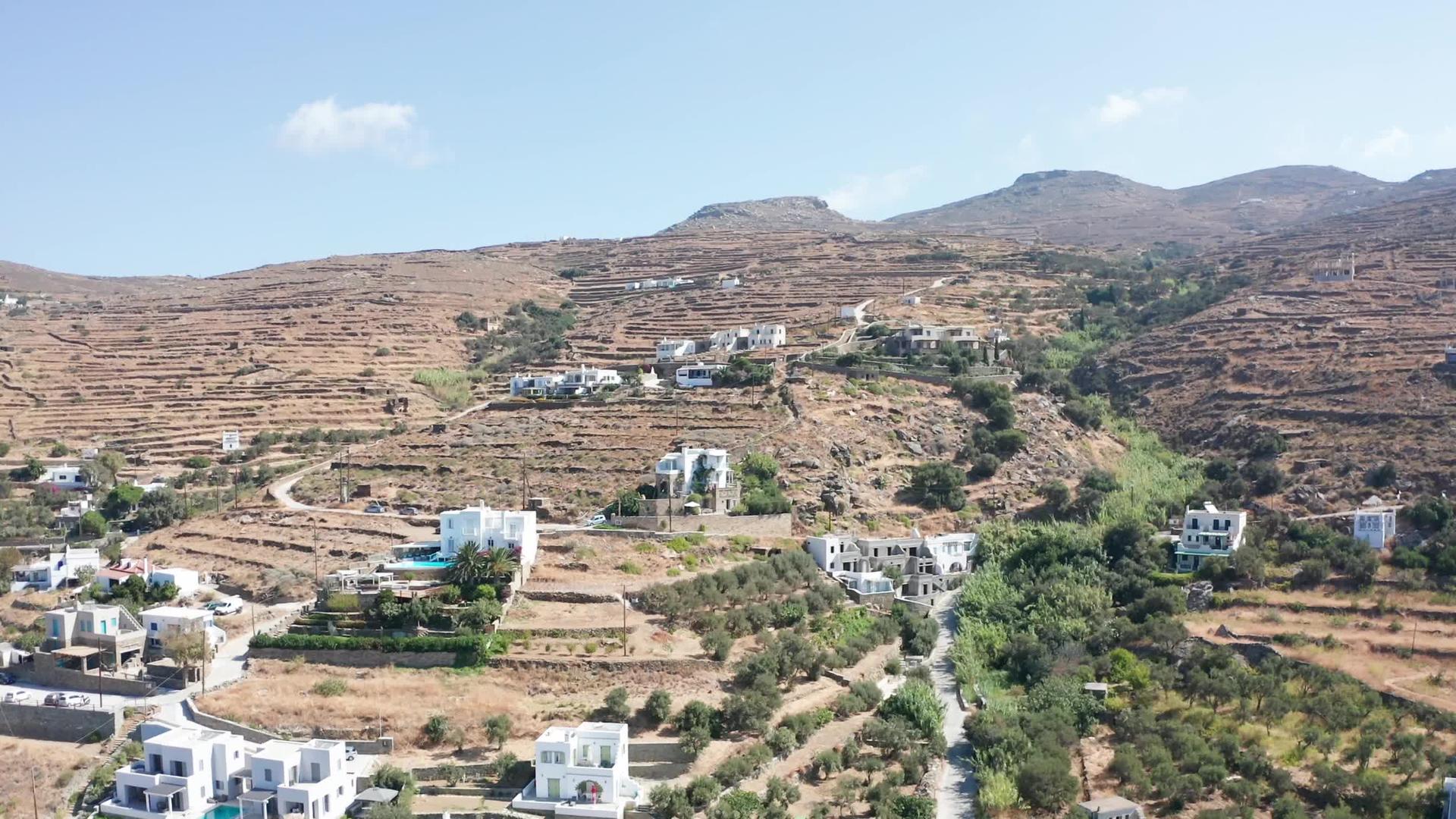 只有几座房子位于无人驾驶飞机向干山的山丘上greece视频的预览图