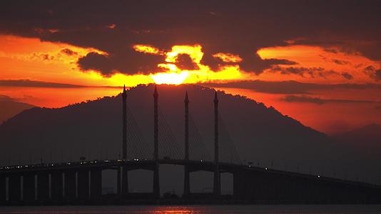 太阳带太阳桥的宽度视频的预览图