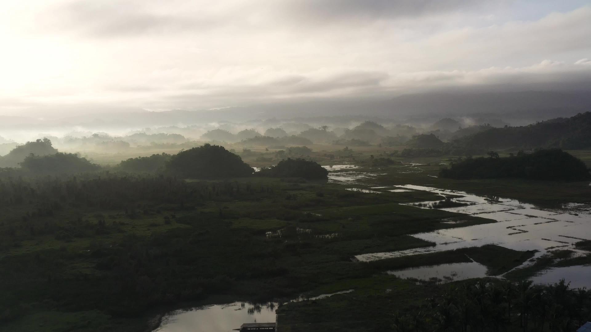 有农田和绿山的空气清晨有雾视频的预览图