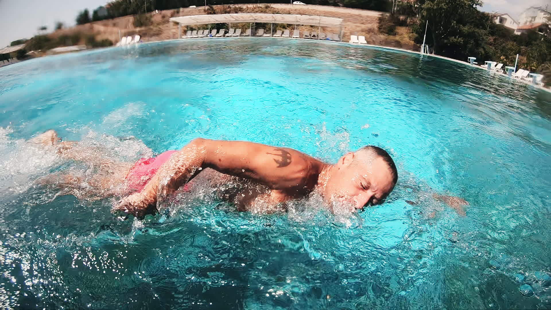 一个男人在游泳池里慢慢地游泳视频的预览图