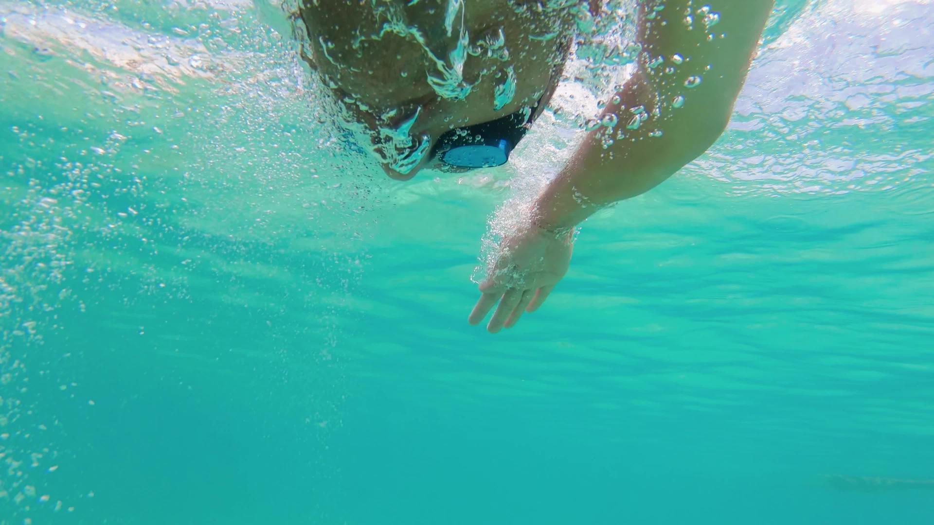 年轻人在海里游泳水下风景很慢视频的预览图