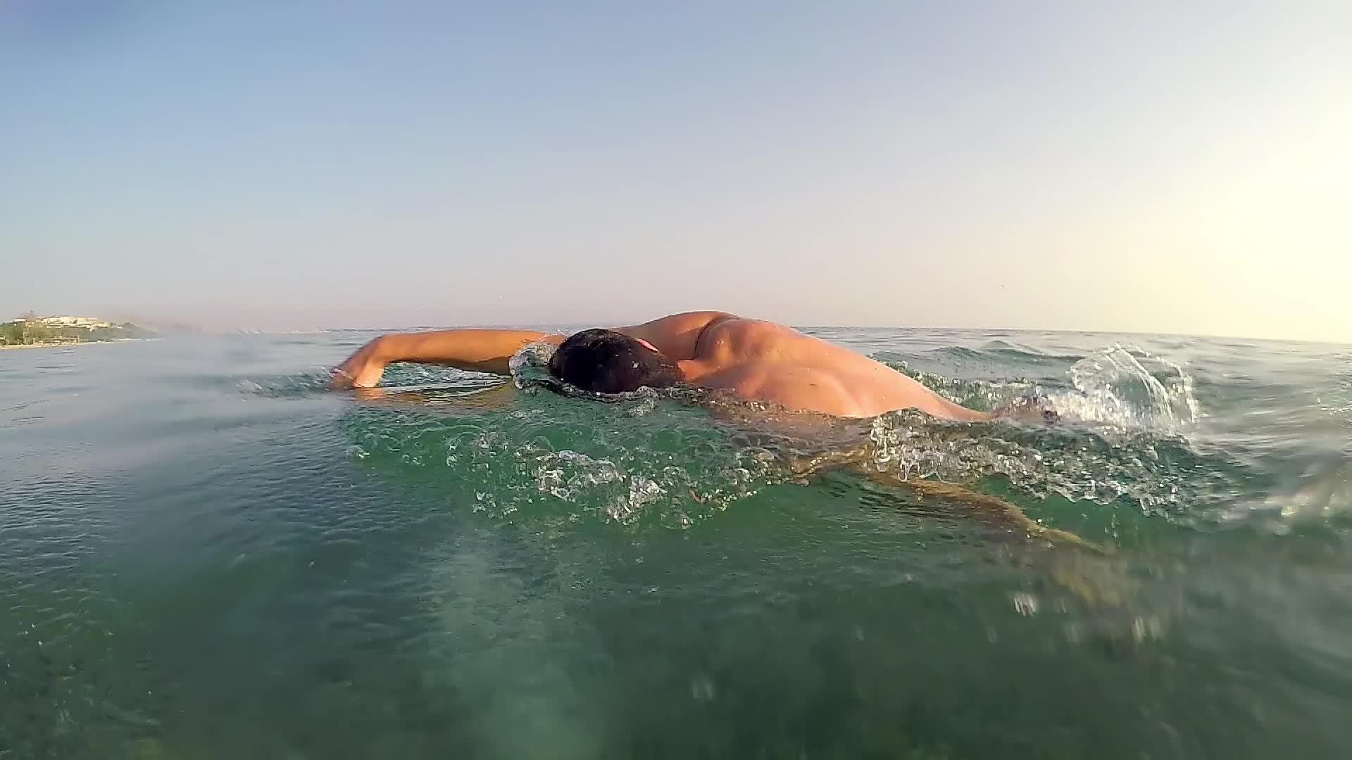 在马拉松比赛中游泳者慢慢地游进海里视频的预览图