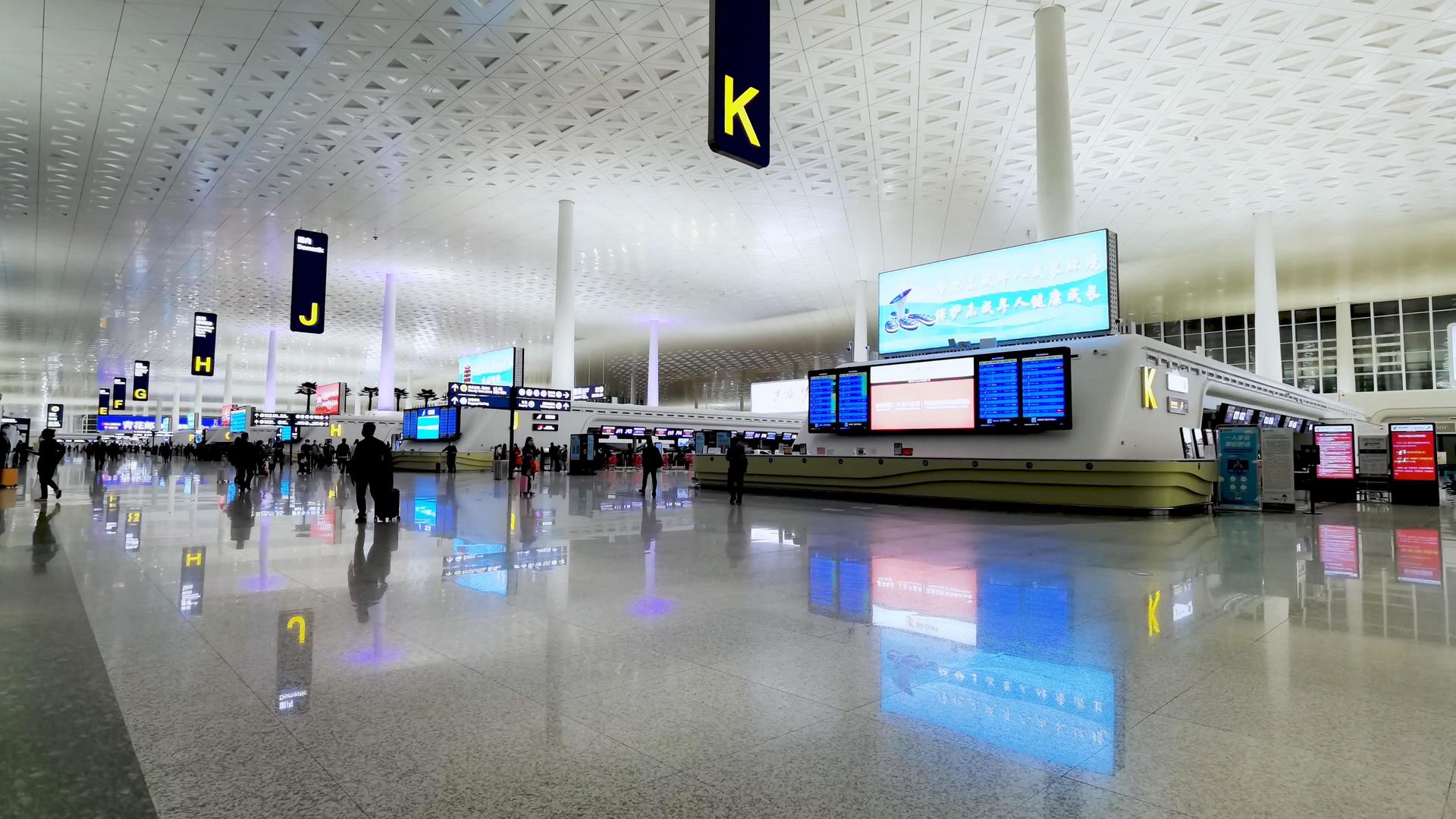 4K夜晚繁忙的机场航站楼大厅延时素材视频的预览图