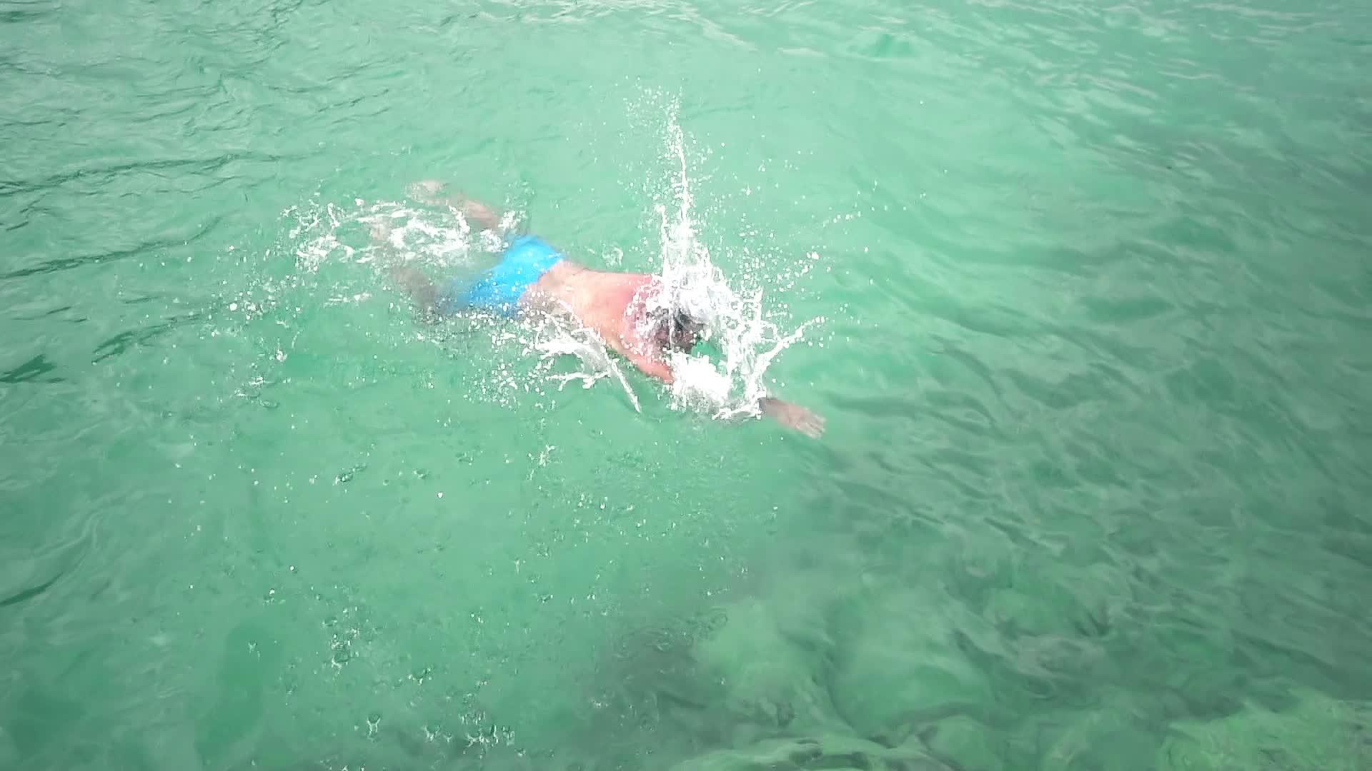 男子游泳前爬行慢动作视频的预览图
