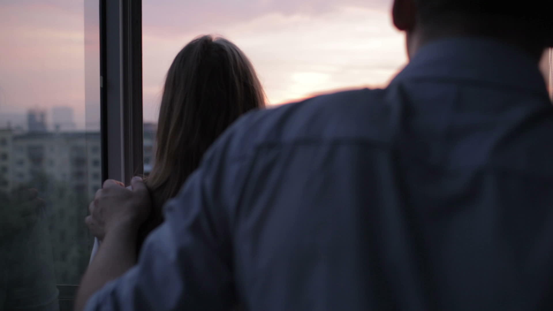 阳台上的年轻夫妇视频的预览图