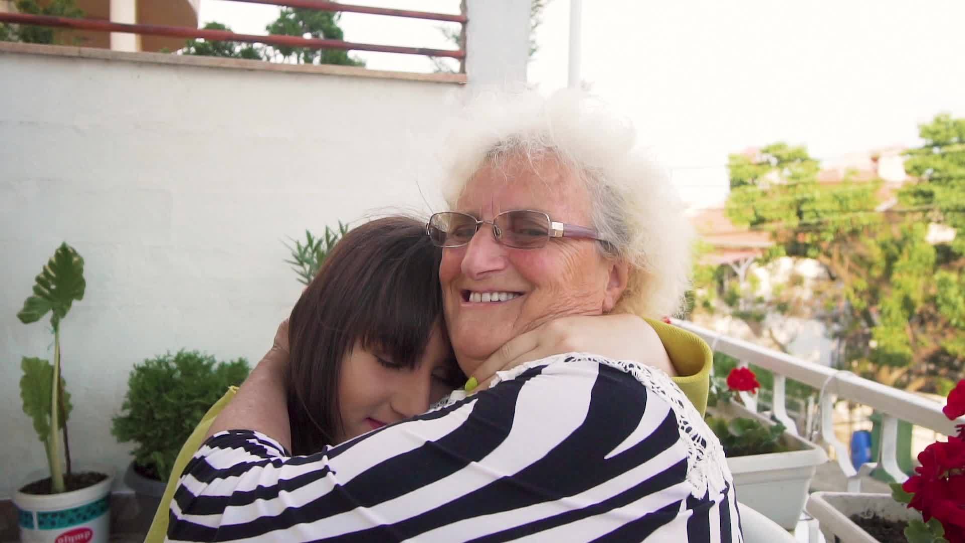 成年女孩的女儿亲吻拥抱她微笑的快乐大妈妈视频的预览图