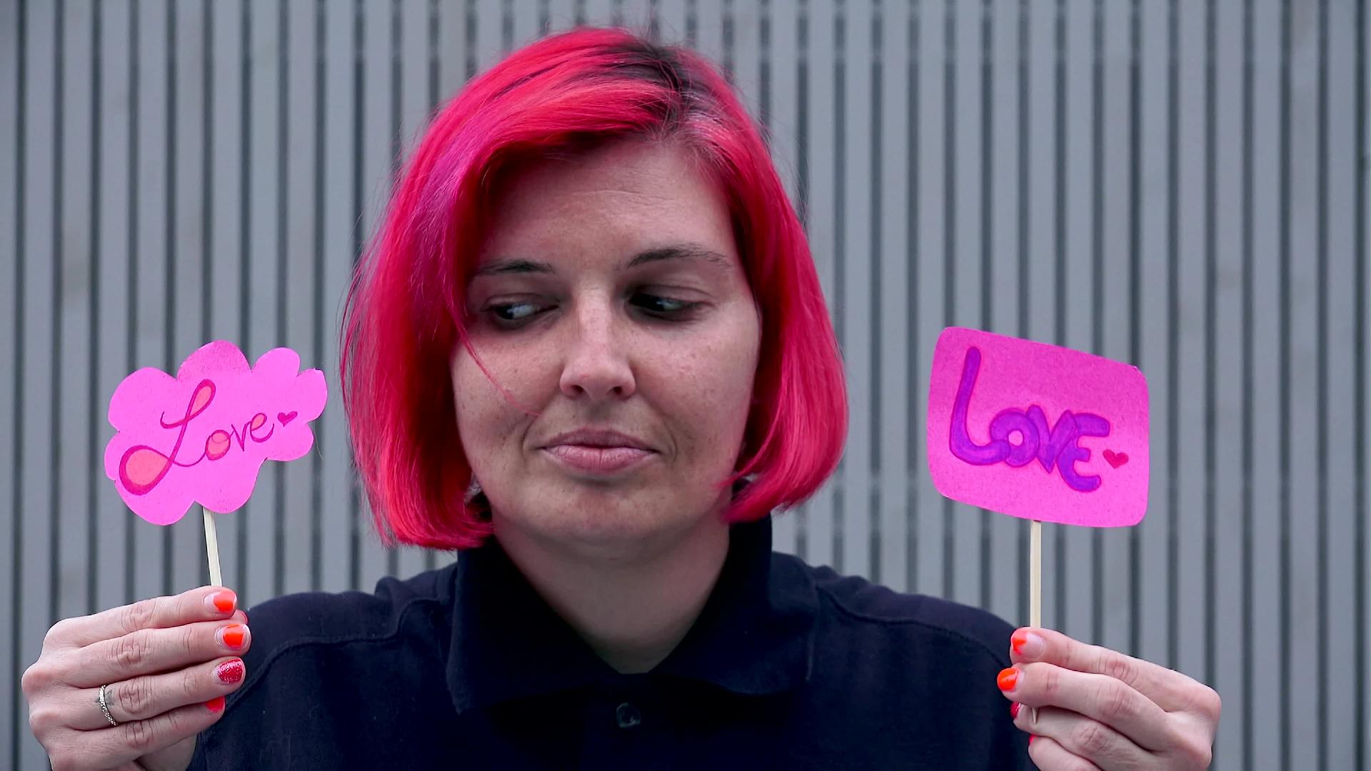 年轻女性展示的爱情迹象视频的预览图