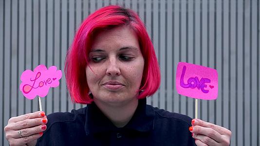 年轻女性展示的爱情迹象视频的预览图