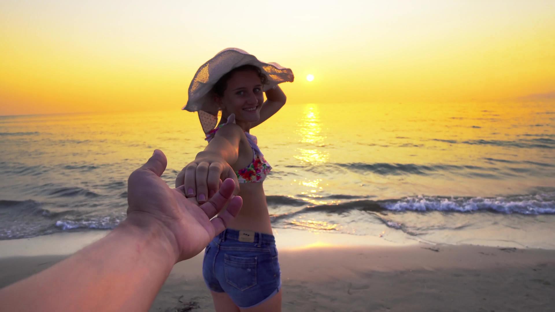 浪漫在海边日落牵手视频的预览图