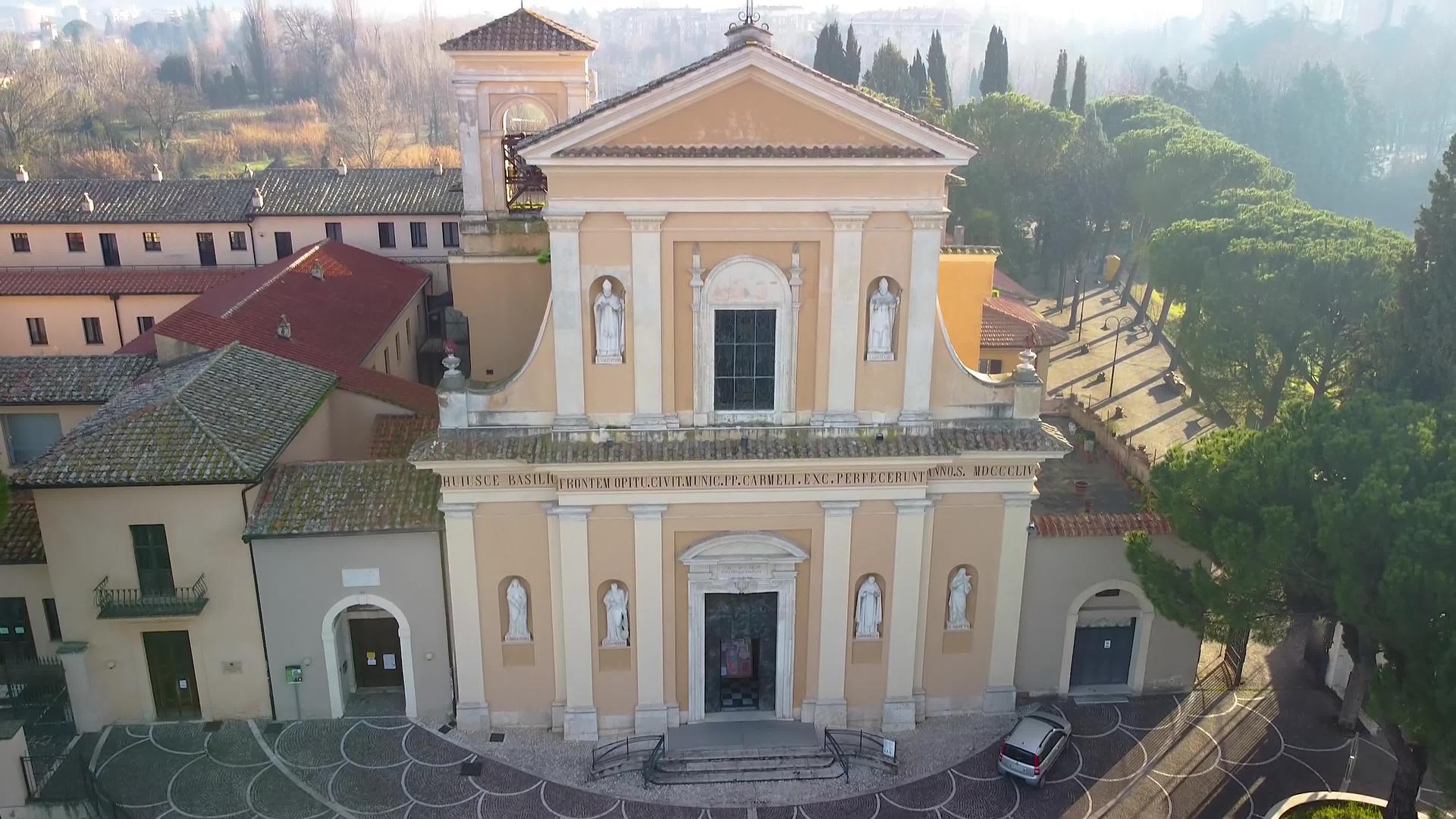 圣瓦伦蒂诺教堂的无人驾驶飞机在特尼射击视频的预览图