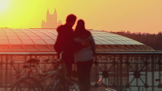 城市日落时的年轻夫妇视频的预览图
