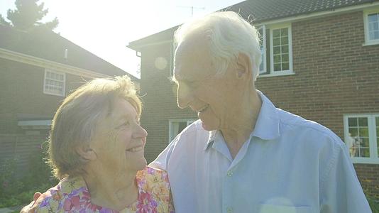 活跃的高级caucasian夫妻在太阳的背斜线视频的预览图