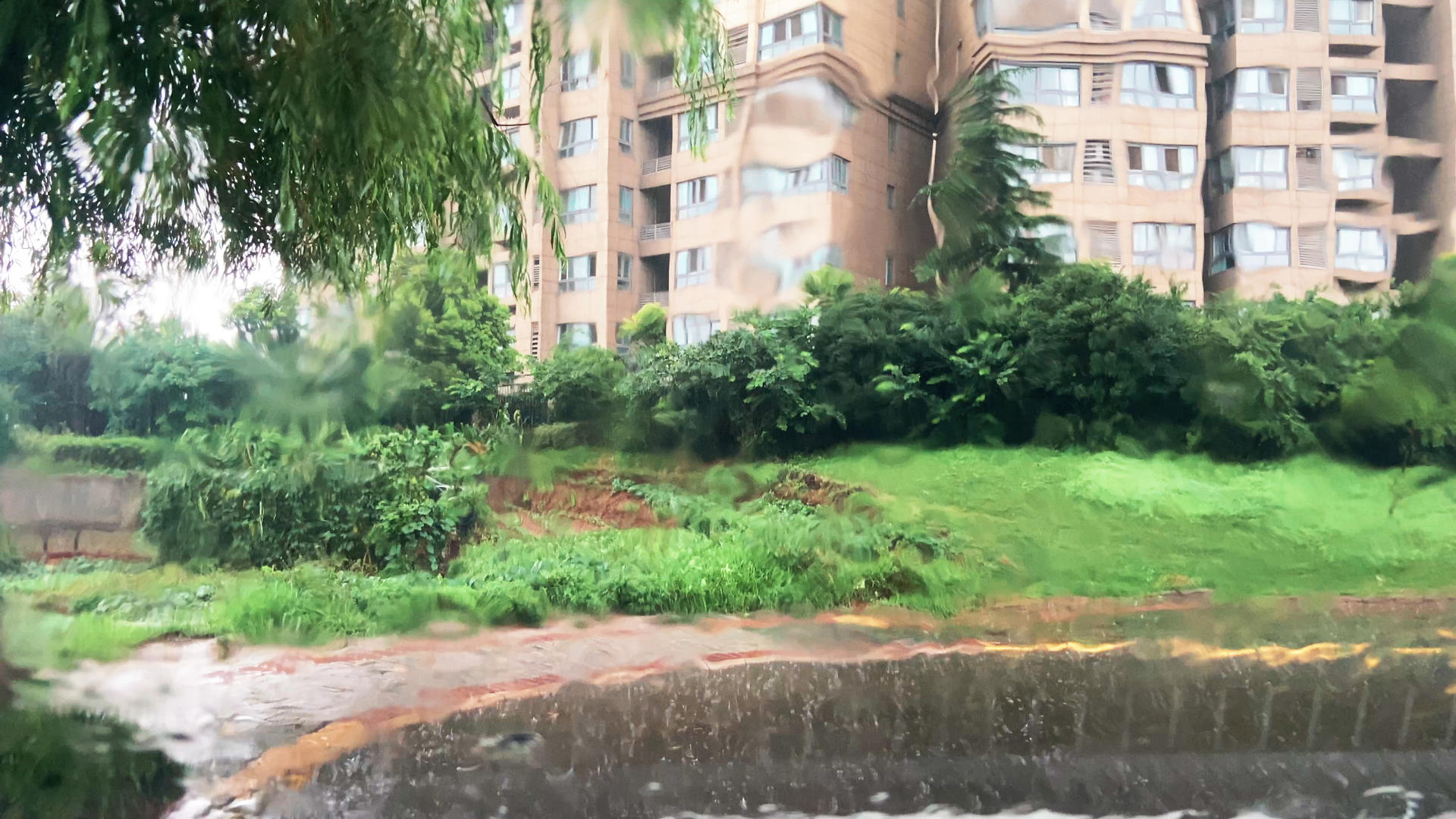 4K实拍暴雨天气雨水打在玻璃上视频的预览图