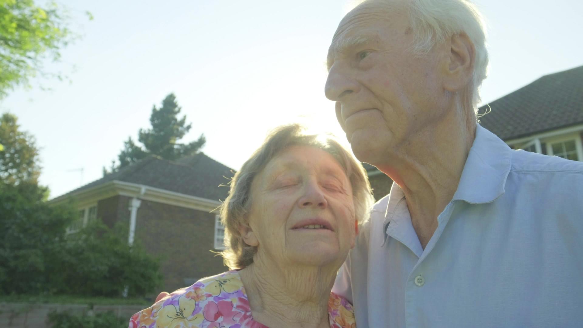 活跃的高级caucasian情侣亲吻背对太阳视频的预览图