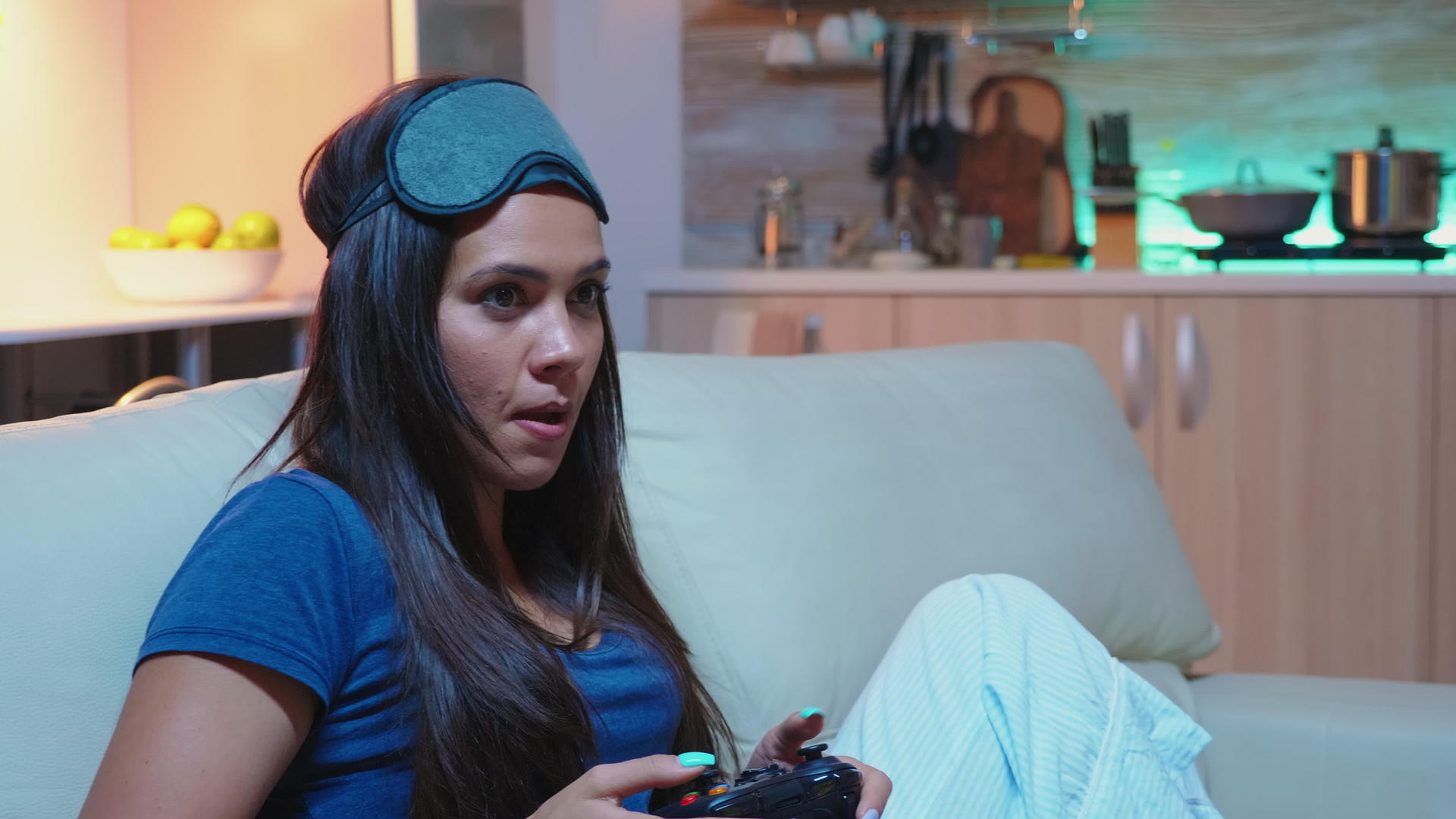 女性沉迷于电脑游戏视频的预览图