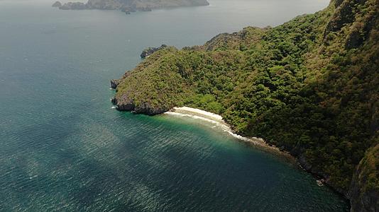 有白色沙滩的百草枯岛顶层风景区视频的预览图