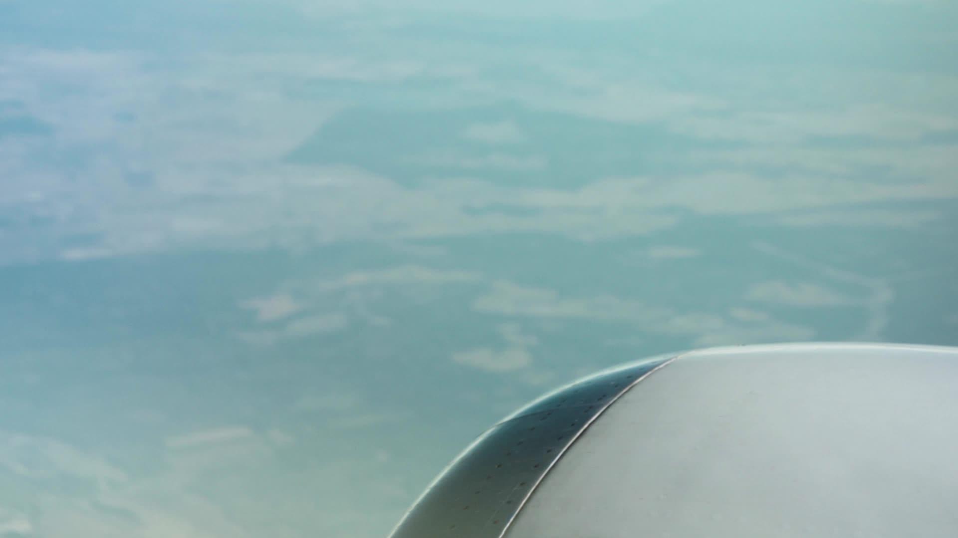 在estonia机翼引擎视图上的窗口飞行视频的预览图