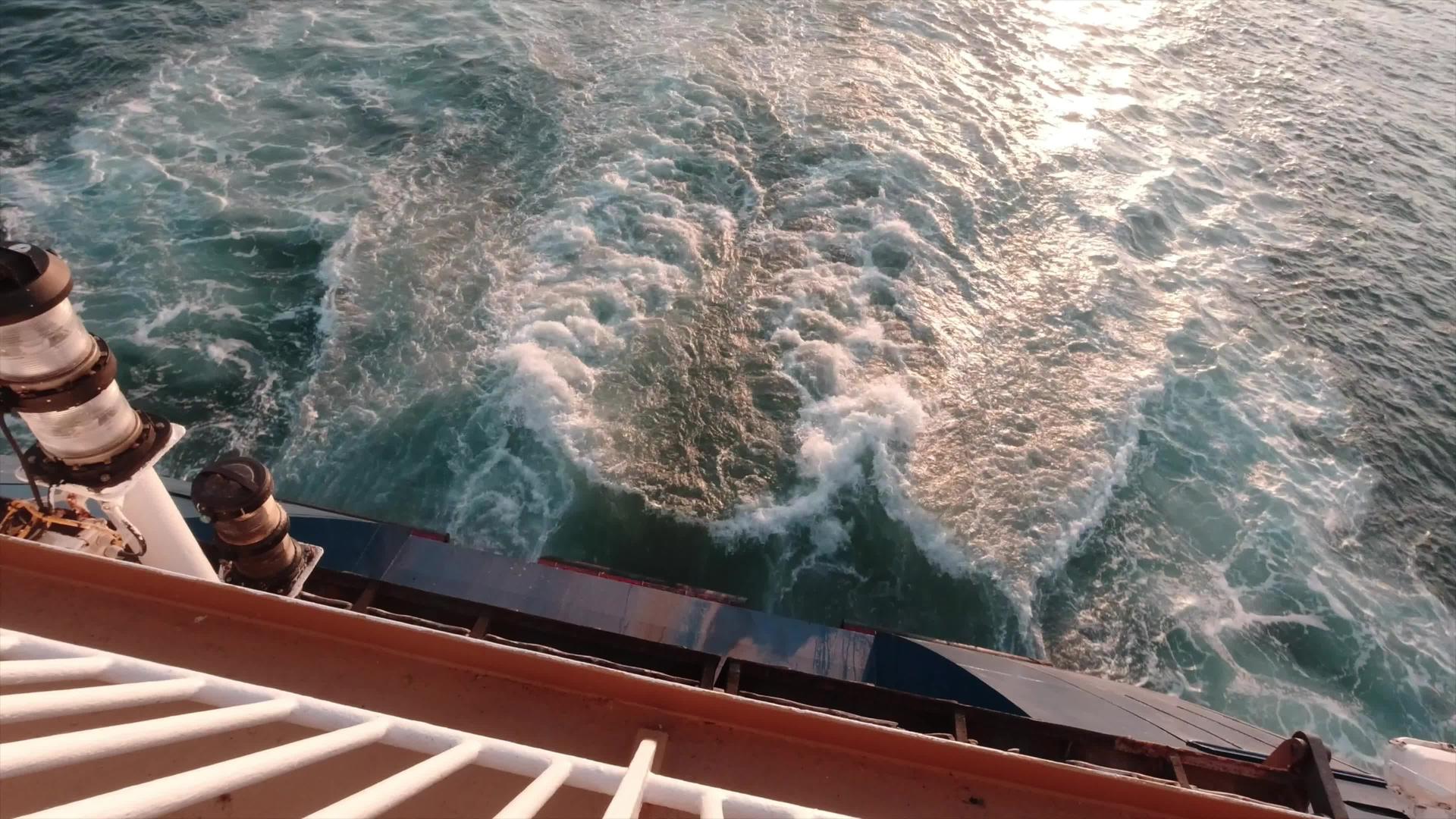 船尾的上下视图peraues港口greeece视频的预览图
