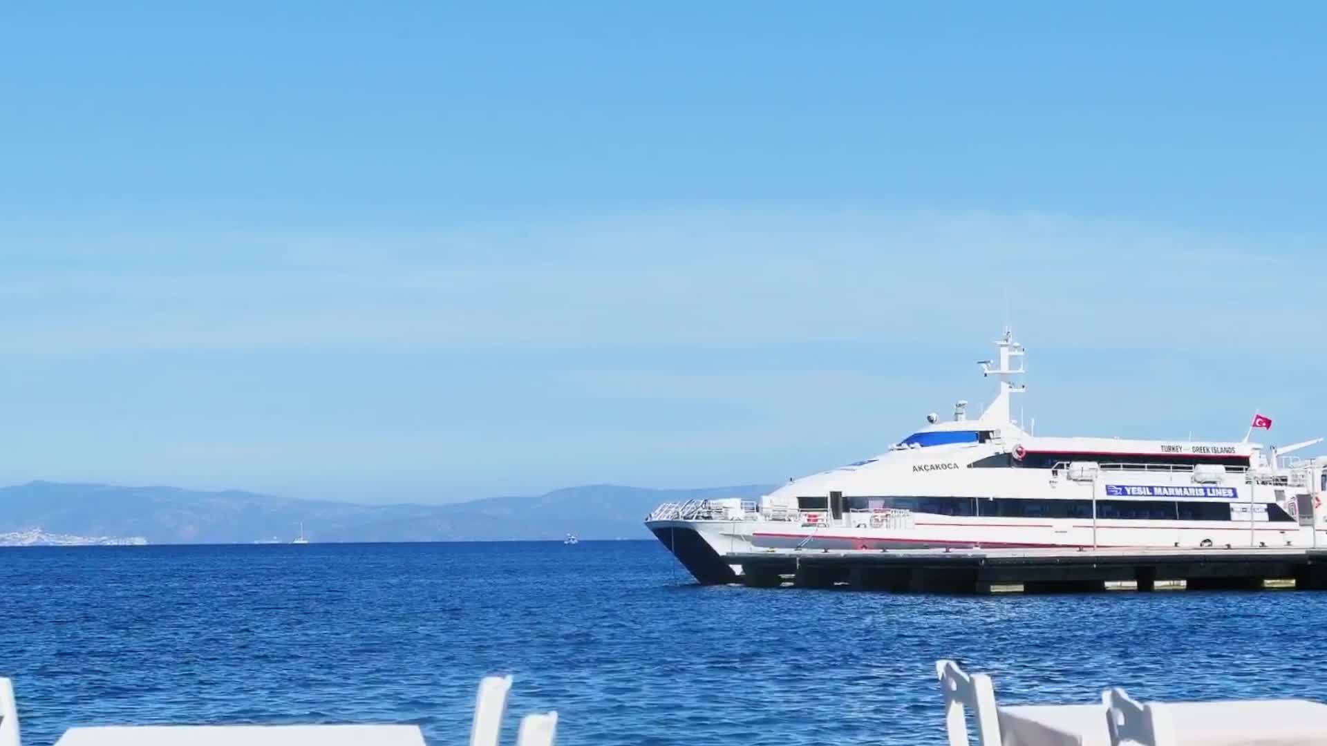 爱琴海和游艇旁边的空餐厅视频的预览图