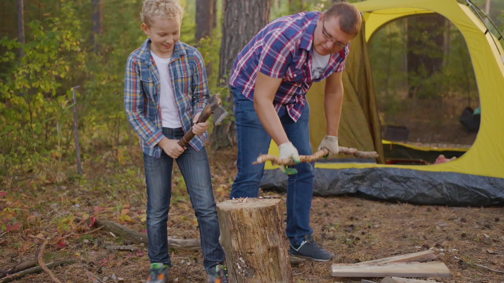 父亲和儿子在露营中砍柴视频的预览图