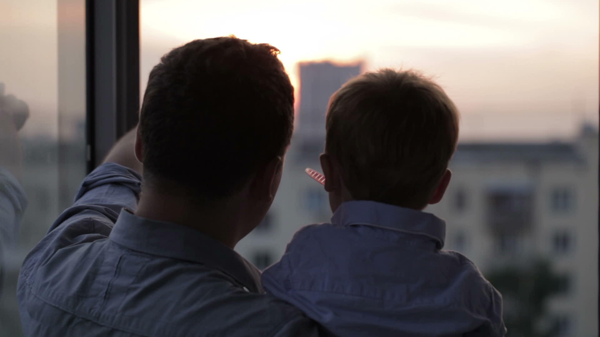 和儿子在的儿子在窗边很开心视频的预览图