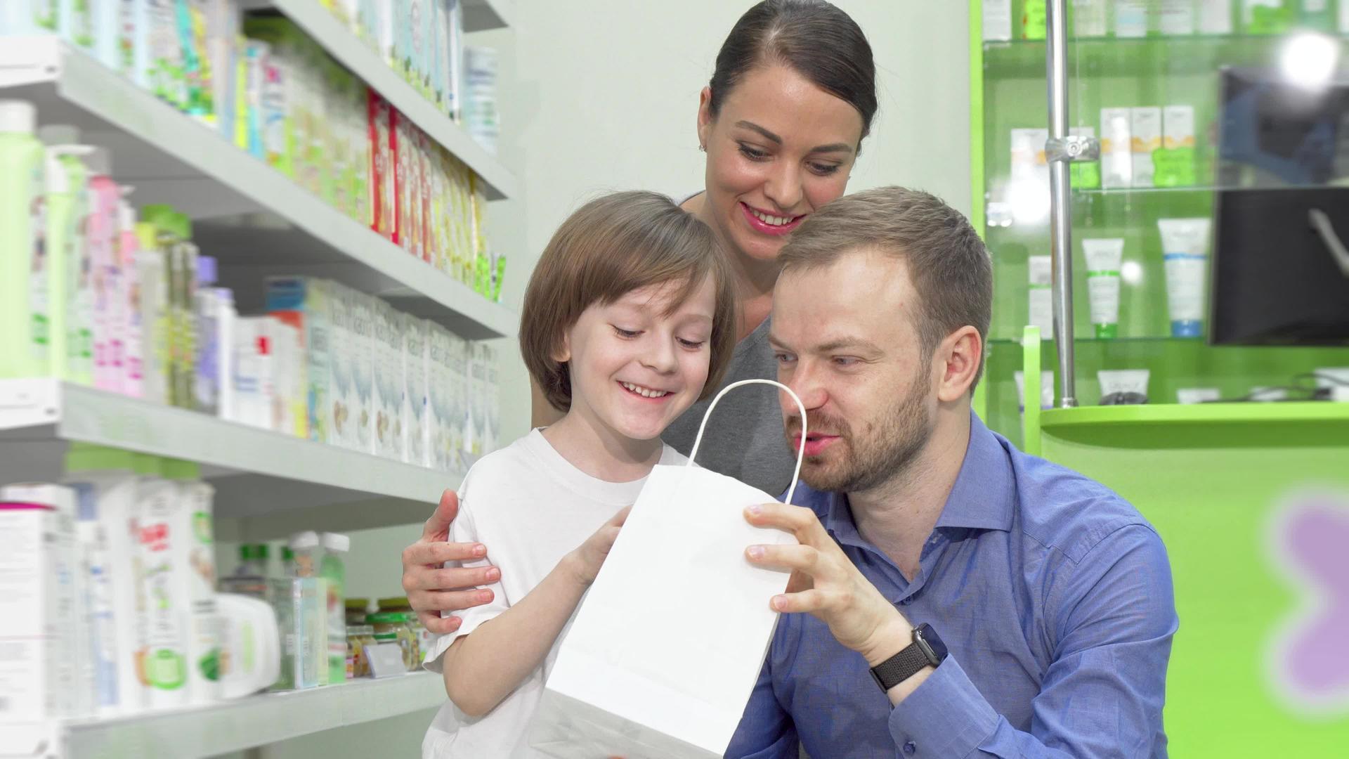 可爱的家庭在购物袋里检查他们的药店视频的预览图