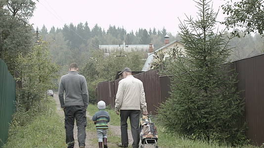 两个男人和一个男孩在农村行走视频的预览图