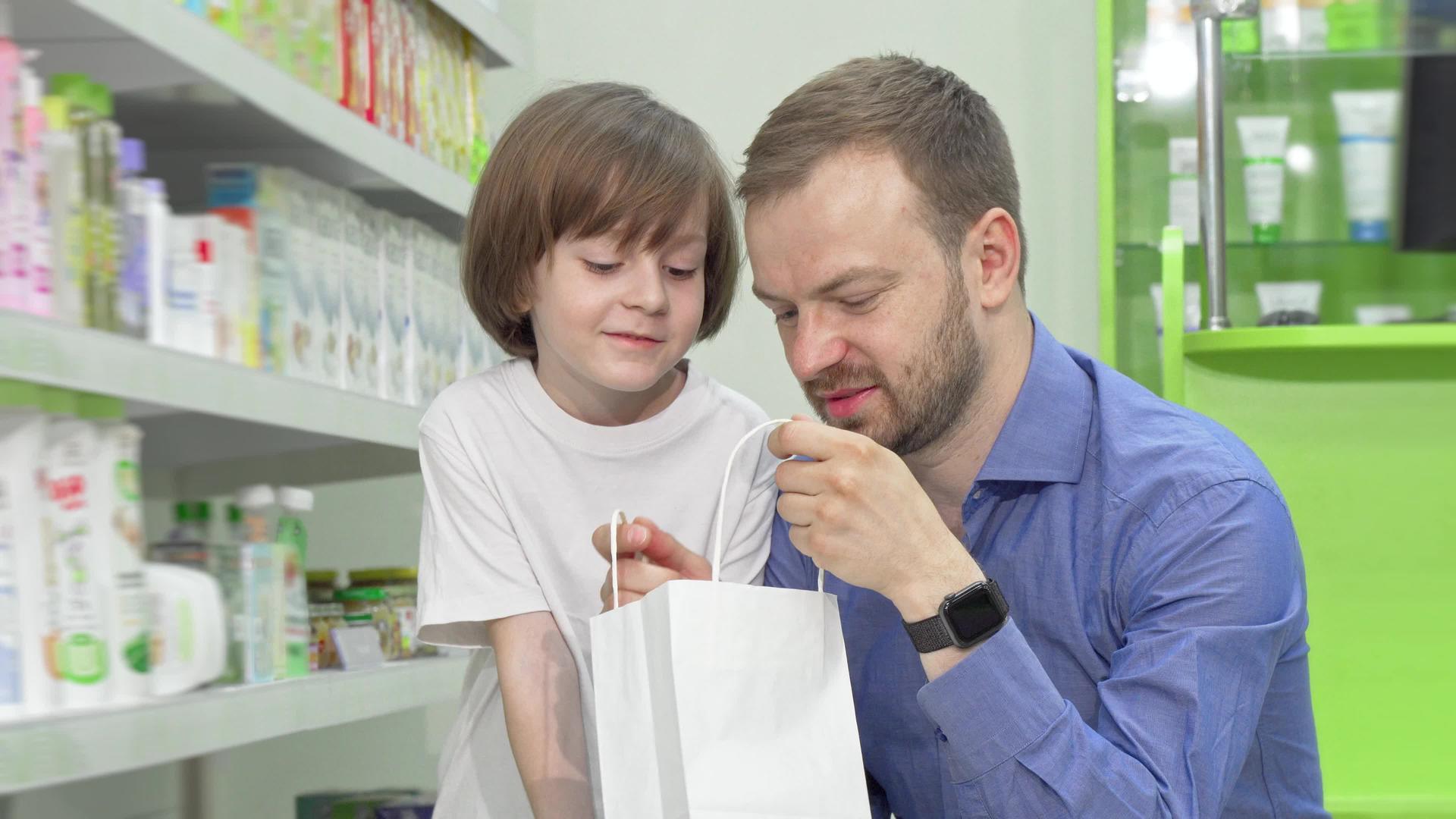 成年男子和他的小儿子在药店买药视频的预览图