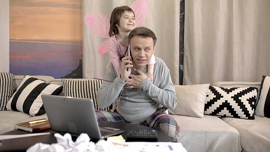 父亲和女儿坐在他的肩上工作视频的预览图