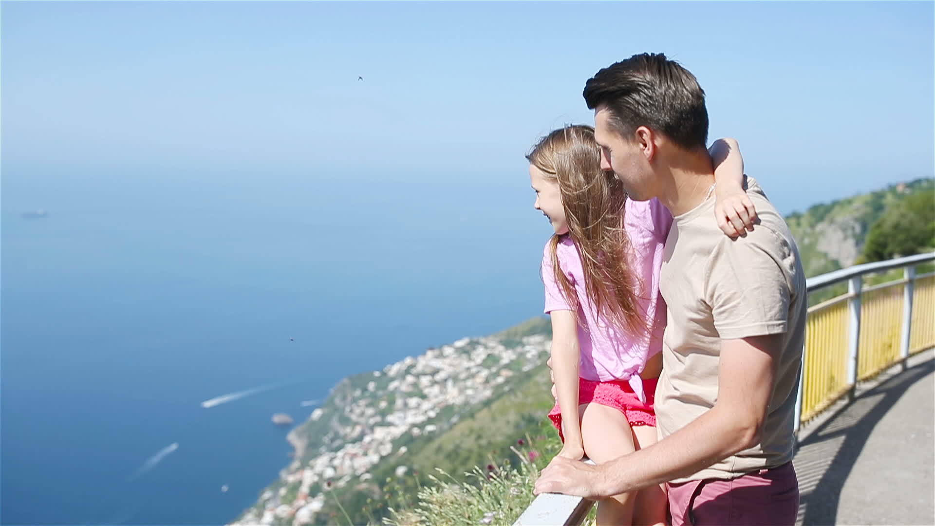 年轻女性在意大利的暑假背景恶性疟疾在意大利海岸视频的预览图