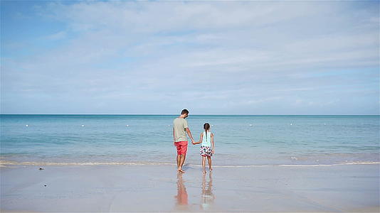 热带海滩家庭在西加勒比海的海滩上散步视频的预览图