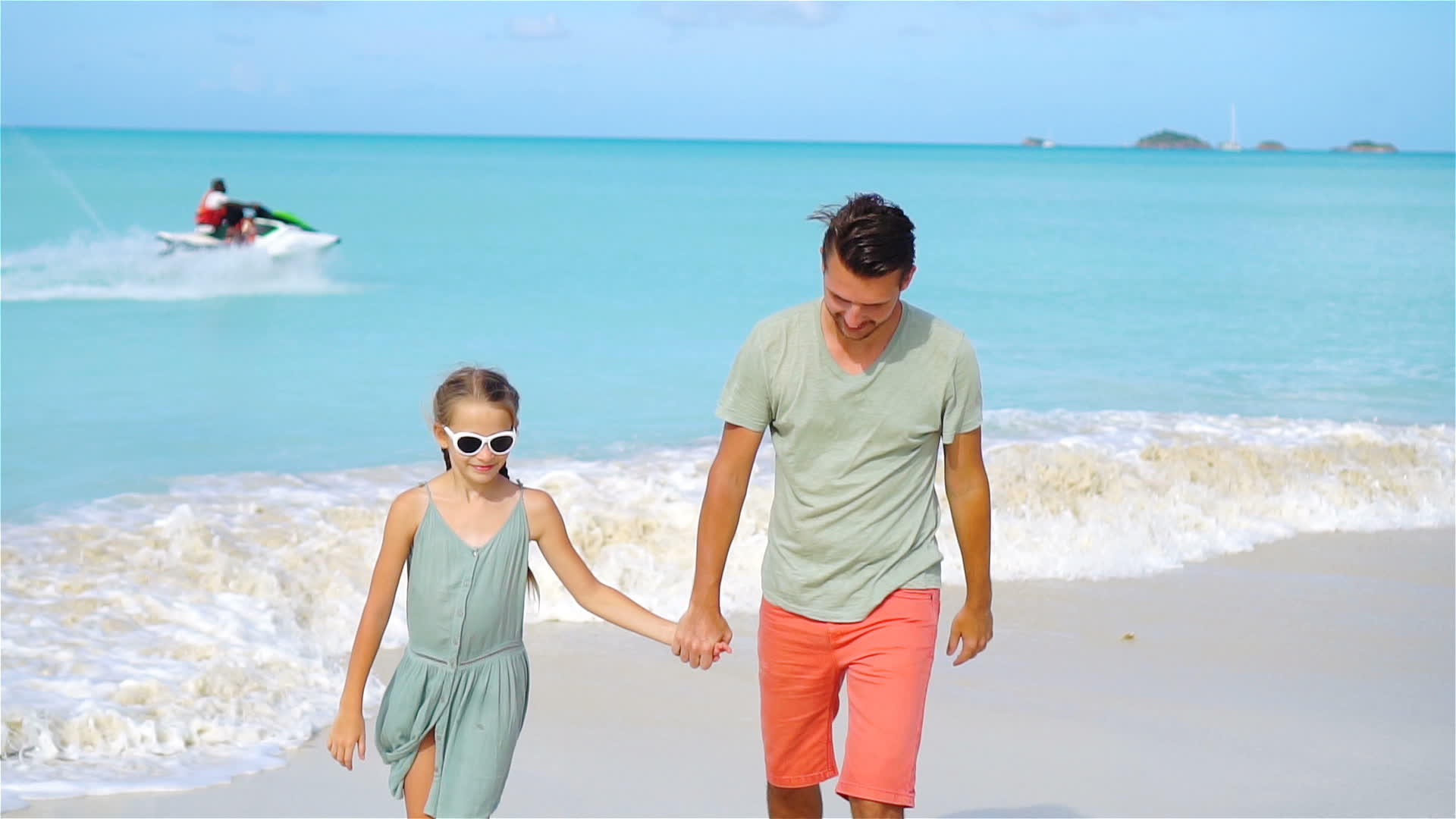 快乐的父亲和他可爱的小女儿在热带海滩散步视频的预览图