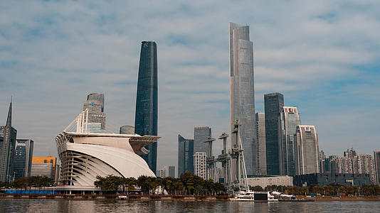 4K广州国际金融中心蓝天白云延时视频的预览图
