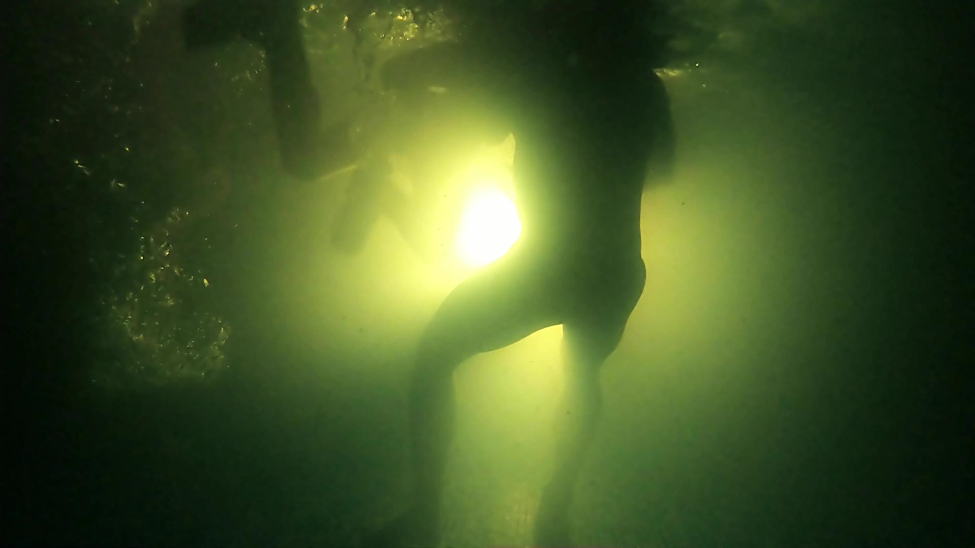 父亲在黑暗的恐怖游泳池水下慢动作中拯救了他的儿子视频的预览图