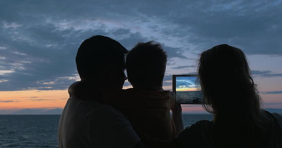日落时家人在城市Pacea在平板上拍照Greeece视频的预览图