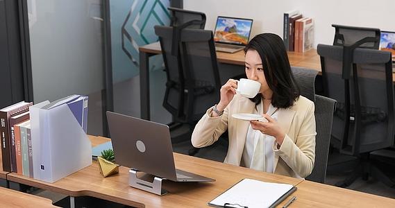 女职员办公休息喝咖啡视频的预览图