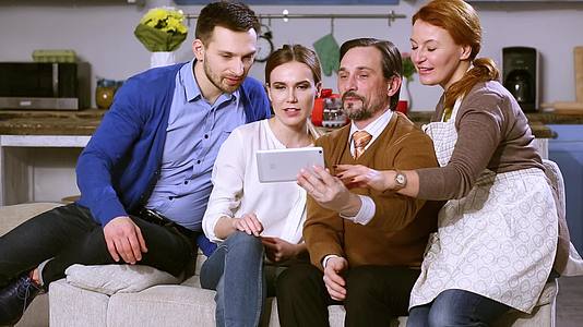 快乐的年轻夫妇和女性父母一起自拍视频的预览图
