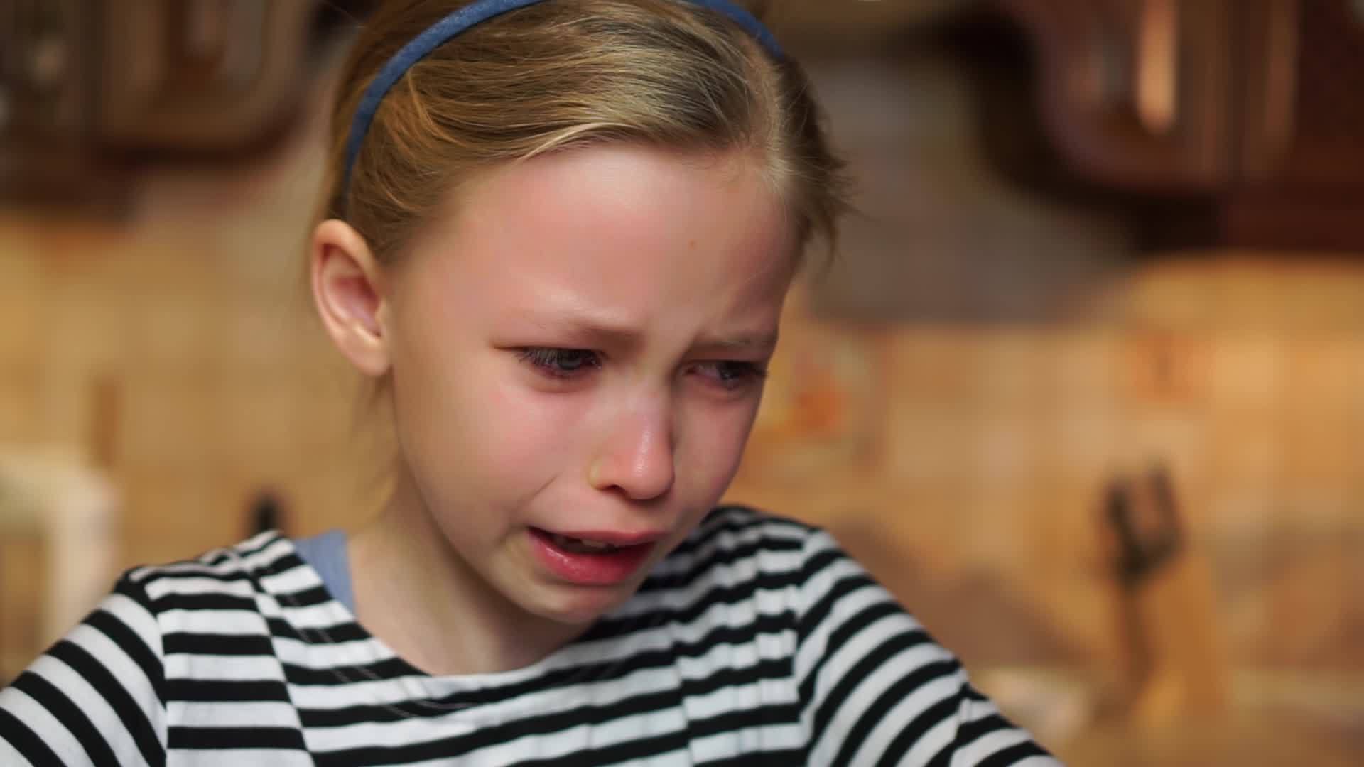 金发女孩哭了金发女孩在厨房里被冒犯的脸掉了下来视频的预览图
