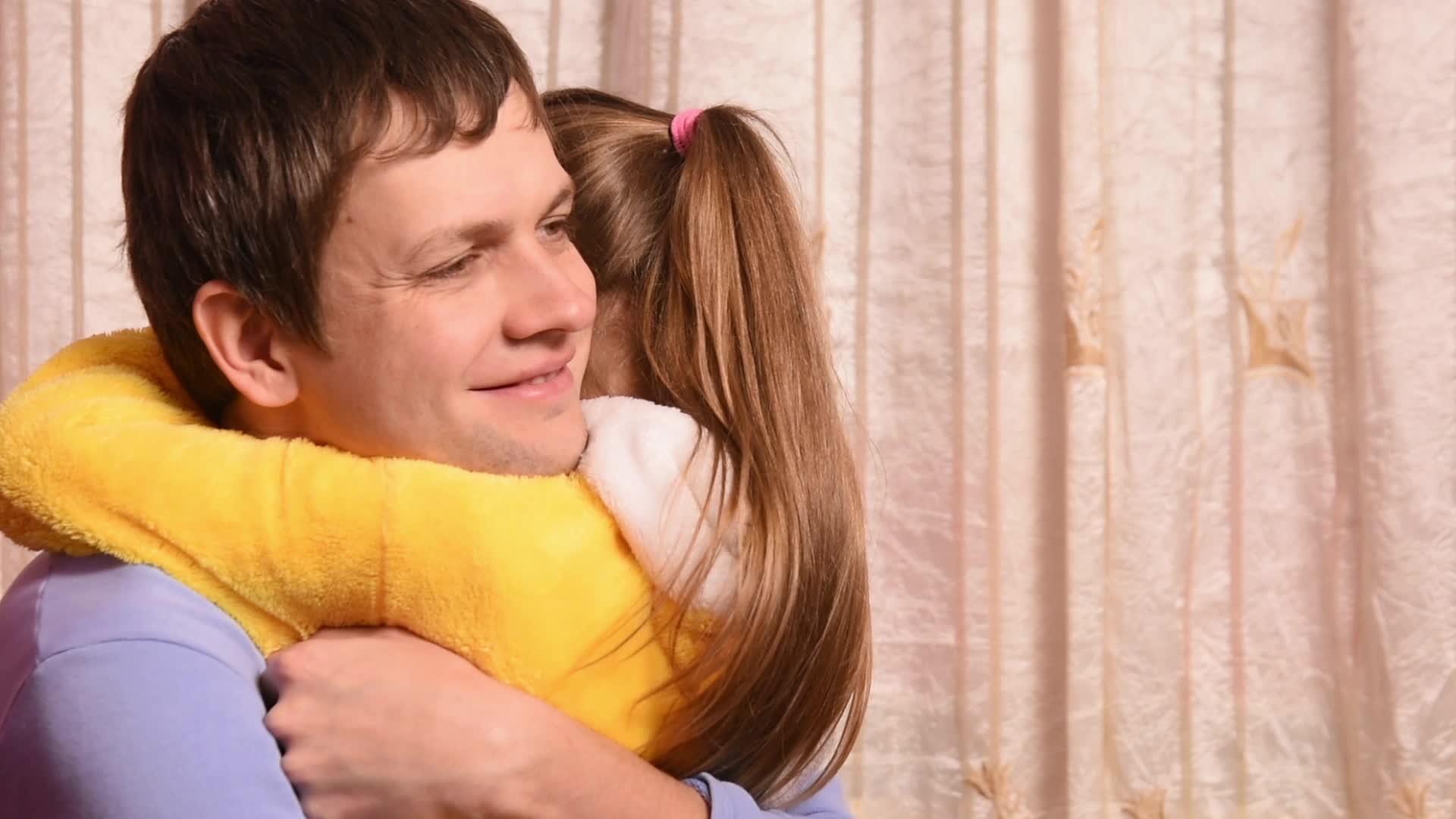 五岁的女儿拥抱亲吻教皇亲吻教皇视频的预览图